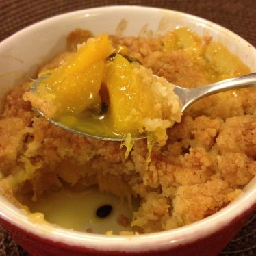 Le Crumble de Mangues à la noix de coco et à la  Passion