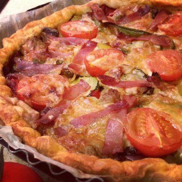 Tarte ensoleillée aux légumes grillés et jambon sec