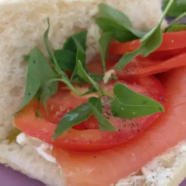 Le Sandwich au saumon fumé, ricotta et basilic