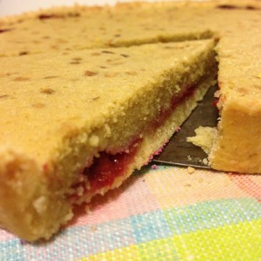 La tarte amandine aux framboises et aux pistaches