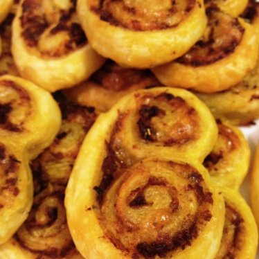 Les palmiers bronzés aux tomates séchées et au parmesan