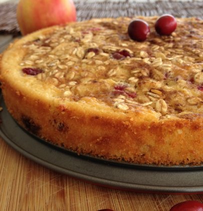 Le gâteau moelleux aux pommes aux canneberges
