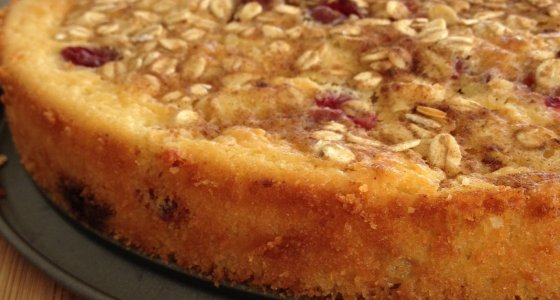 Le gâteau moelleux aux pommes aux canneberges