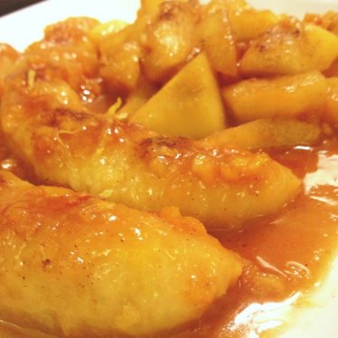 Les bananes et les pommes délicieuses à l'orange