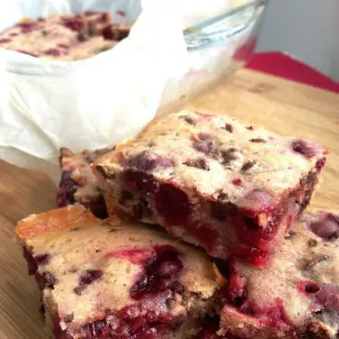 Le Blondie aux cerises et au chocolat