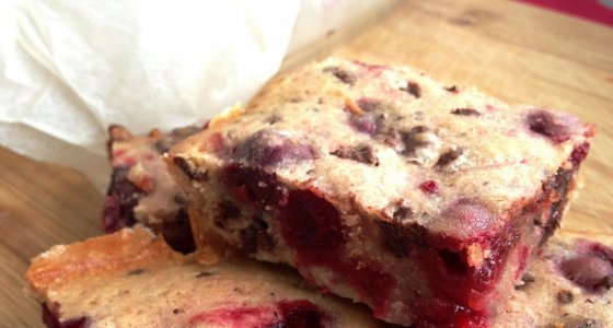 Le Blondie aux cerises et au chocolat