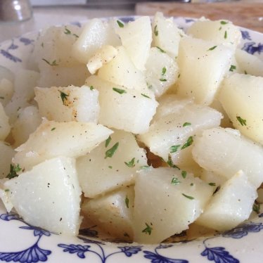 La salade tiède de christophines sautées à l’ail et au thym
