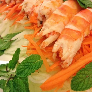La salade vietnamienne de concombre vert aux crevettes