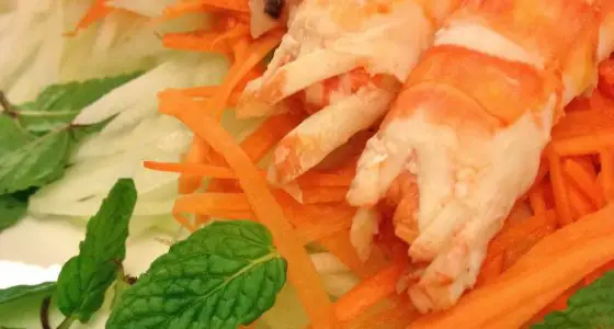 La salade vietnamienne de concombre vert aux crevettes