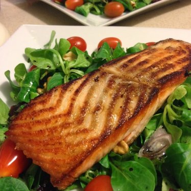 La salade de saumon poêlé et cranberries