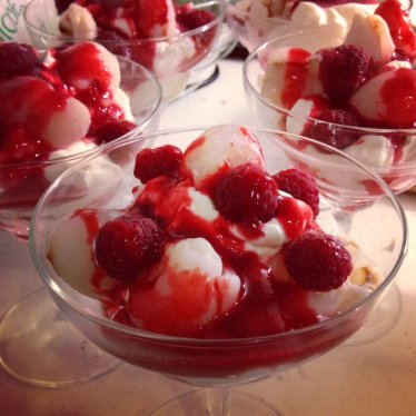 Les coupes pavlovas meringuées aux letchis et aux framboises