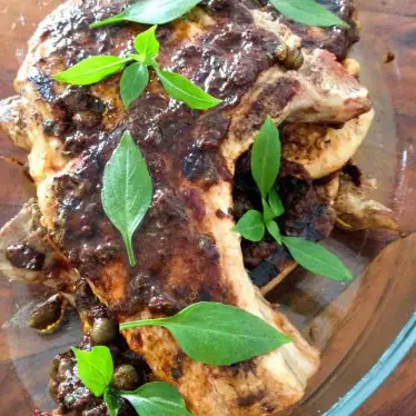 Les côtes de porc grillées aux olives