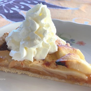 La tarte aux pommes et à la confiture de bananes