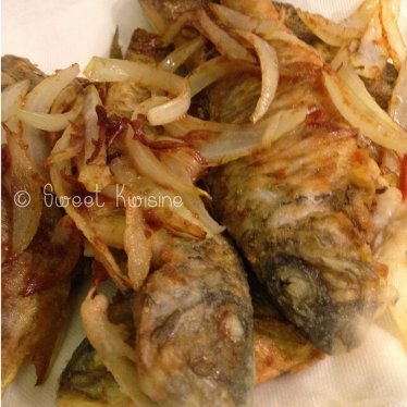 Le poisson frit aux oignons marinés à la martiniquaise
