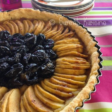 La tarte aux pommes et aux pruneaux