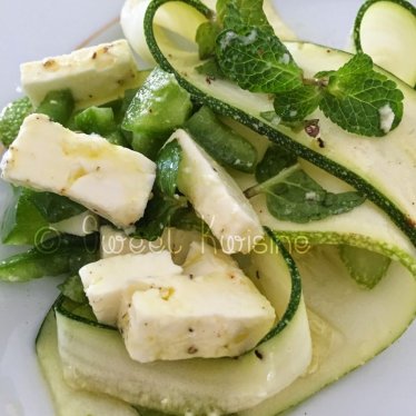 La salade de courgettes à la menthe et au piment