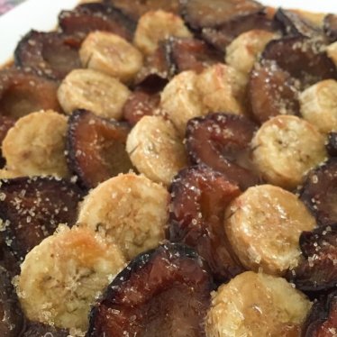 La tarte fine aux prunes et à la banane