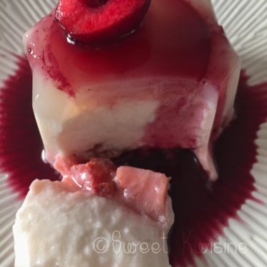 Le blanc-manger au lait d’amandes et aux fraises