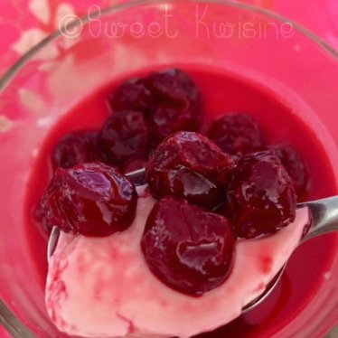 Les panna cotta à la verveine, cerises acidulées