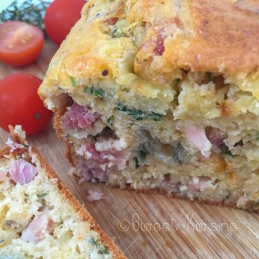 Le cake salé au jambon et au morbier