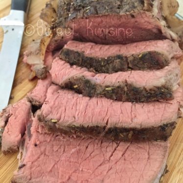 Le rôti de boeuf au vin rouge et aux pruneaux