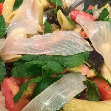 La salade de pâtes aux aubergines et poisson fumé