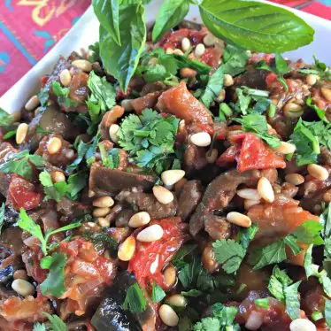 La salade d’aubergines à la tomate, coriandre et pignons de pin