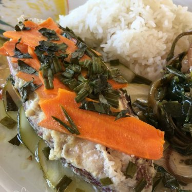 Le poisson en papillote aux petits légumes et aux herbes