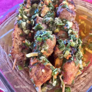 Les brochettes tendres de porc sauce aux herbes