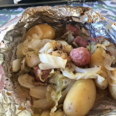 Les papillotes de chou aux saucisses