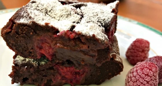 Le brownie fondant sans sucre aux framboises