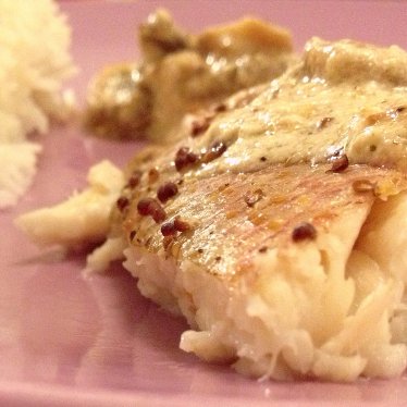 Le vivaneau au four à la moutarde et aux champignons