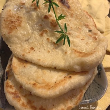 Les garlic and cheese naans