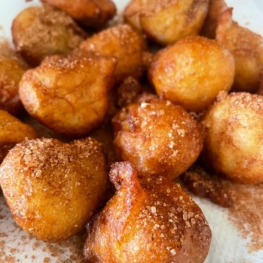 Les beignets sucrés de fruit à pain