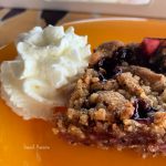 tarte crumble aux pécan et fruits rouges par Sweet Kwisine