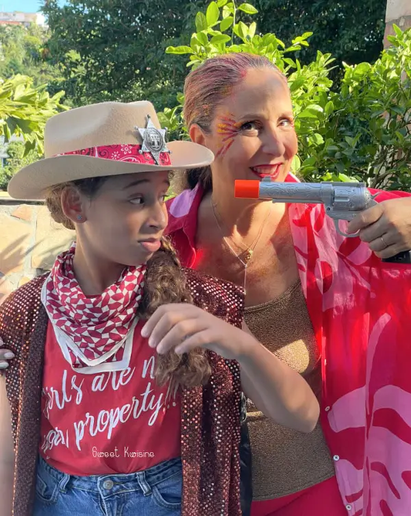 personnes déguisée pour mardi gras en cow-boy, enfant