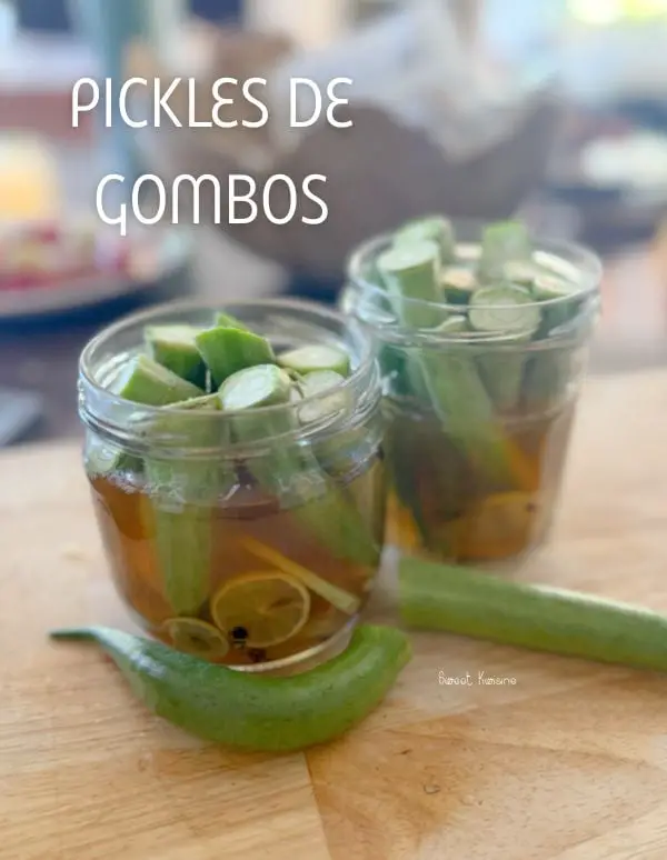 bocaux de pickles de gombos avec titre pour Pinterest