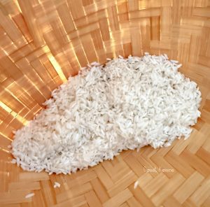 riz gluant rincé dans panier en fibre de coco