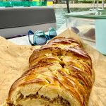 pain au beurre farci au hareng face à la mer
