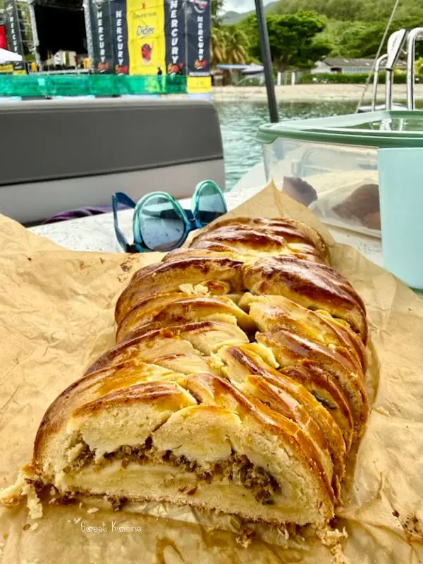 pain au beurre farci au hareng face à la mer