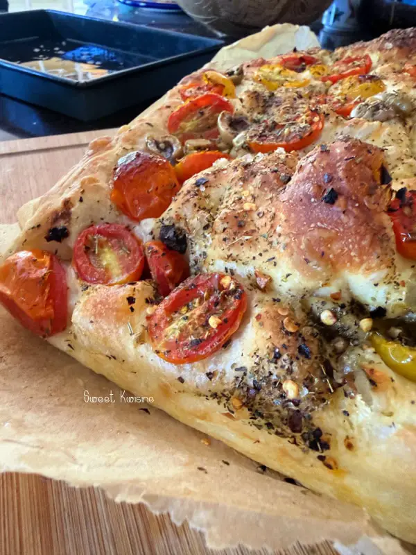 gros plan sur focaccia cuite sur une planche de bois