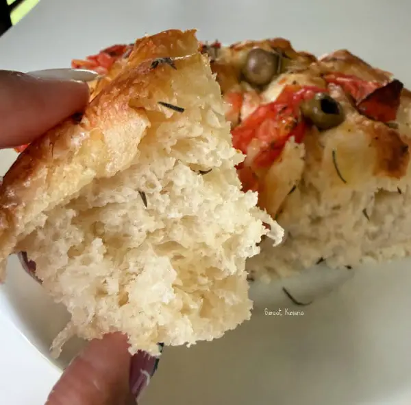 morceau de focaccia tenu en main