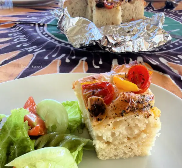 assiette avec de la salade verte et une part de focaccia maison